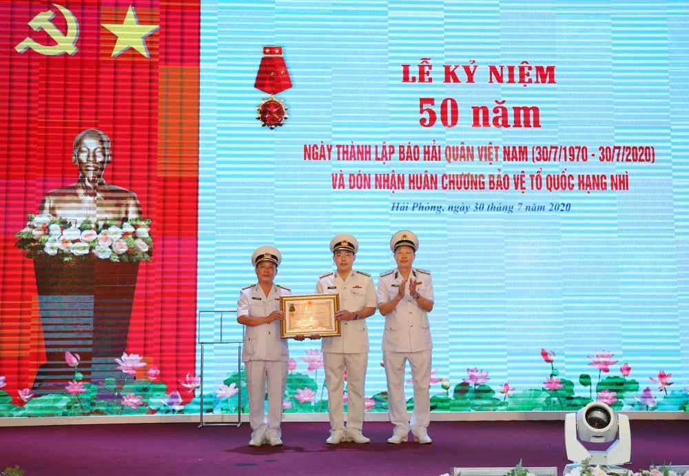 Thủ trưởng Bộ Tư lệnh Hải quân trao Huân chương Bảo vệ Link Đăng Nhập QQ88 Chính Thức 2026 hạng Nhì tặng Báo Hải quân Việt Nam