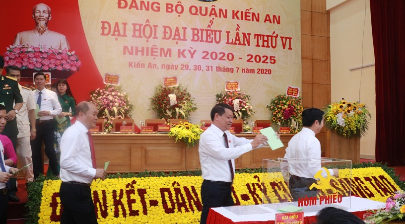 Các đại biểu bỏ phiếu bầu Đoàn đại biểu đi dự Đại hội 16 QQ88qq khuyến mãi cập nhật mỗi ngày thành phố