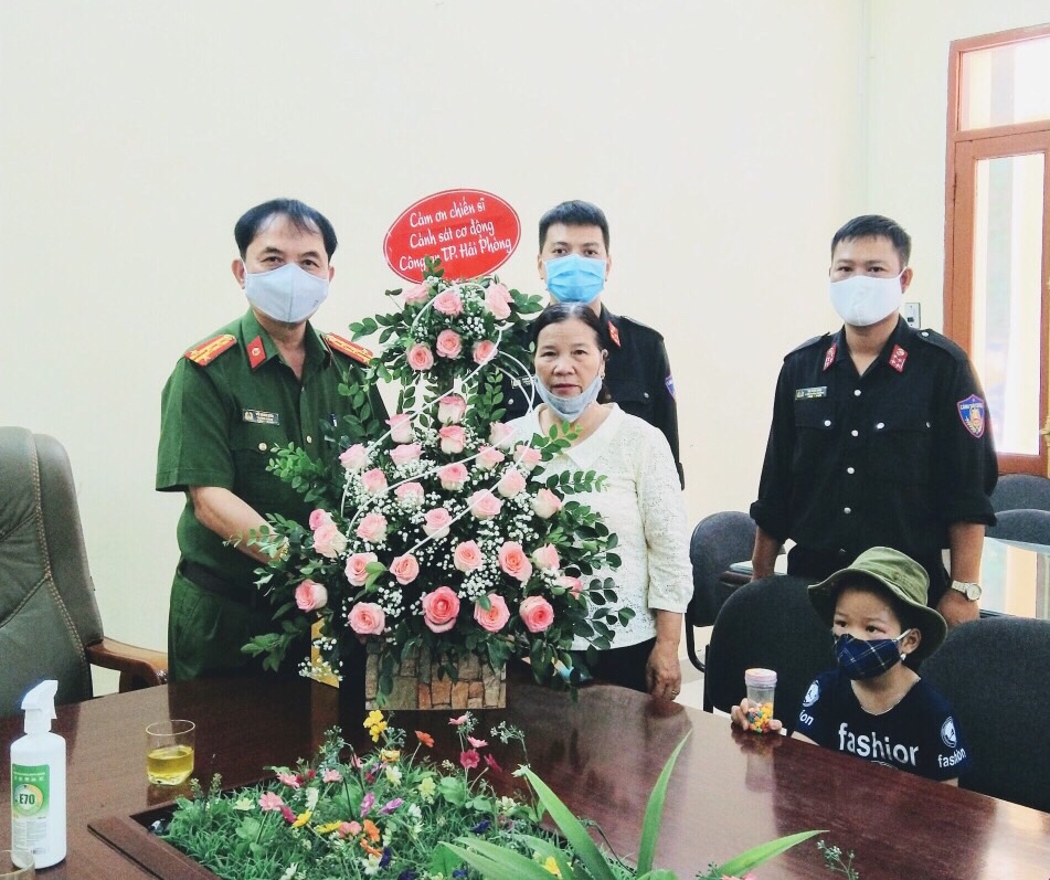 Gia đình cháu Tài đến cảm ơn lãnh đạo, CBCS Phòng Cảnh sát Cơ động - CATP