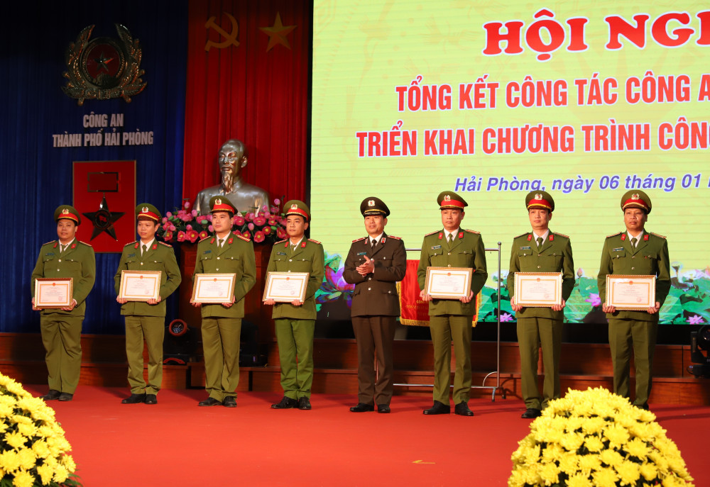 Đại úy Lê Đức Công – Trưởng CAP Vạn Hương (thứ 4 từ trái sang phải) thay mặt CAP vinh dự nhận danh hiệu Đơn vị dẫn đầu khối thi đua CAP do Giám đốc CATP trao tặng