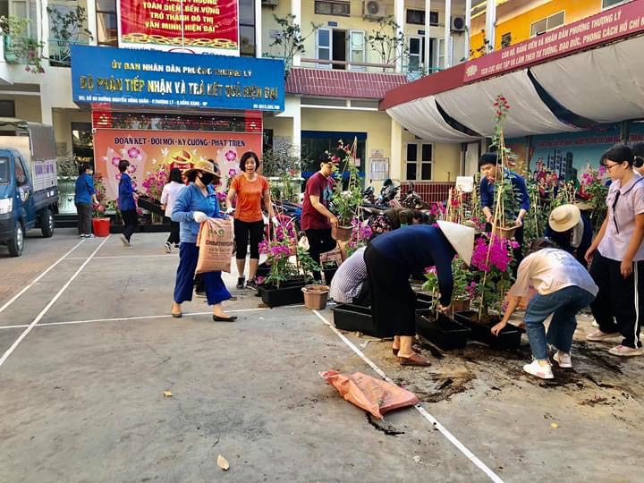 ĐVTN phường Thượng Lý tham gia Đổi quà QQ88 tuyến đường hoa