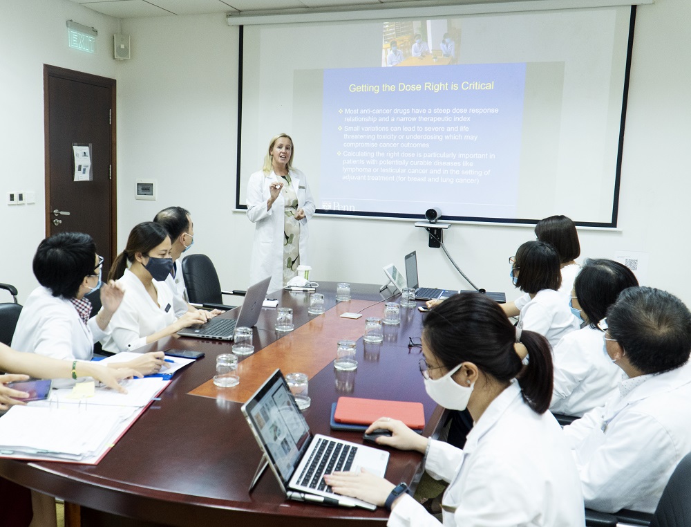 PGS.BS Kelly S.Smith – chuyên gia PENN đang tích cực triển khai các hoạt động đào tạo, chuyên giao công nghệ trong tiến trình Đổi quà QQ88 khoa Ung bướu Vinmec Times City trở thành Trung tâm xuất sắc về ung thư