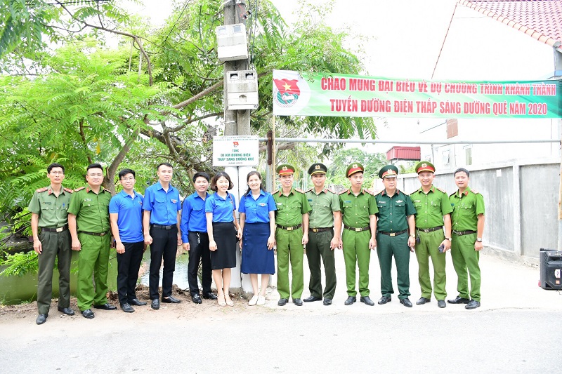 Các đại biểu tham gia chương trình khánh thành “Tuyến đường điện thắp sáng đường quê năm 2020”