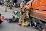 QQ8839 nhà cái: Xe đầu kéo húc văng 7 xe máy đang chờ đèn đỏ trên phố