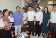 Chủ tịch UBND thành phố thăm, tặng quà một số QQ8827 website cá cược trực tuyến có hoàn cảnh khó khăn nhân dịp Tết Trung thu 2020