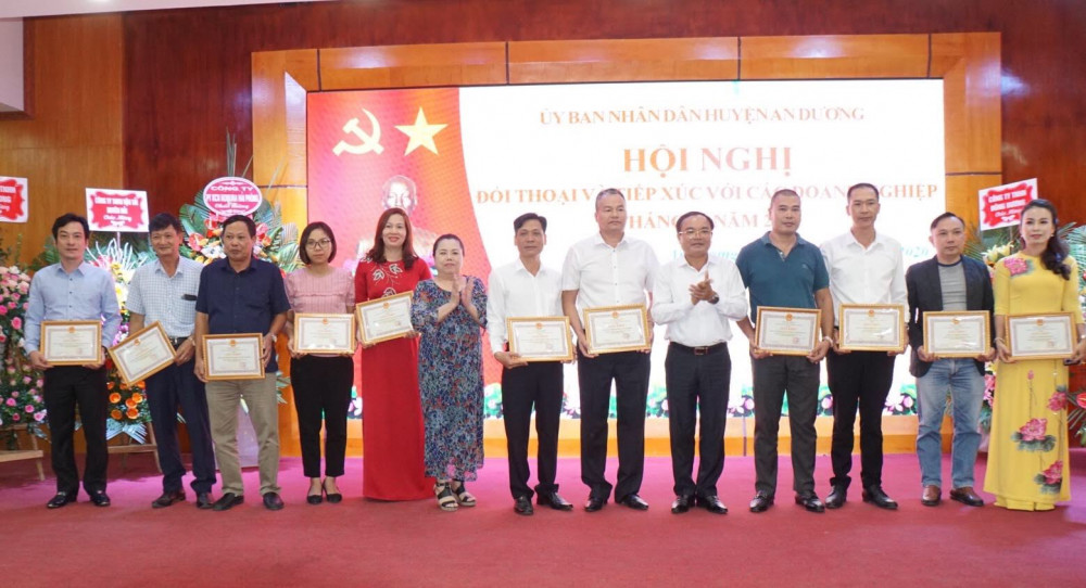 Tại cuộc gặp mặt có 21 tập thể, cá nhân được UBND huyện An Dương tặng giấy khen Tại cuộc gặp mặt có 21 tập thể, cá nhân được UBND huyện An Dương tặng giấy khen