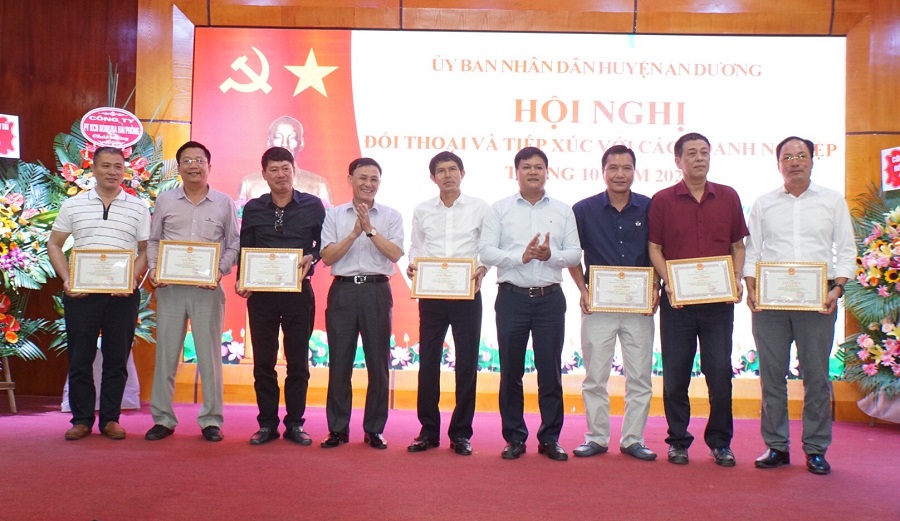 Tại cuộc gặp mặt có 21 tập thể, cá nhân được UBND huyện An Dương tặng giấy khen Tại cuộc gặp mặt có 21 tập thể, cá nhân được UBND huyện An Dương tặng giấy khen