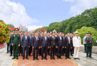 Thủ tướng Qq8893 com top 1 trang chủ viet nam Nguyễn Xuân Phúc cùng lãnh đạo thành phố dâng hương tưởng nhớ các Anh hùng Liệt sĩ thành phố và đồng chí Nguyễn Đức Cảnh
