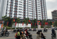 Hơn 300 cờ Link Đăng Nhập QQ88 Chính Thức 2026 được treo trang trọng tại chung cư HH4