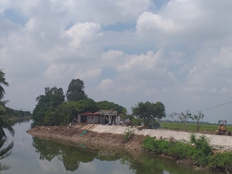 Một trường hợp vi phạm hành lang kênh Chanh Dương tại xã Thắng Thủy Một trường hợp vi phạm hành lang kênh Chanh Dương tại xã Thắng Thủy