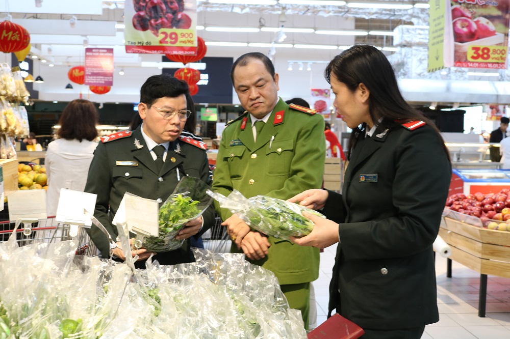 Lực lượng chức năng kiểm tra chất lượng ATTP tại siêu thị Big C