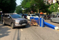 QQ8839 nhà cái: Người đàn ông điều khiển xe ba bánh chở tôn cấp cứu sau va chạm ô tô