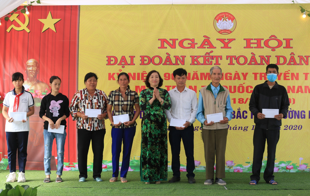 Đồng chí Đào Khánh Hà - Ủy viên Ban Thường vụ, Trưởng Ban Tuyên giáo Thành ủy tặng quà cho các gia đình có hoàn cảnh khó khăn trên địa bàn