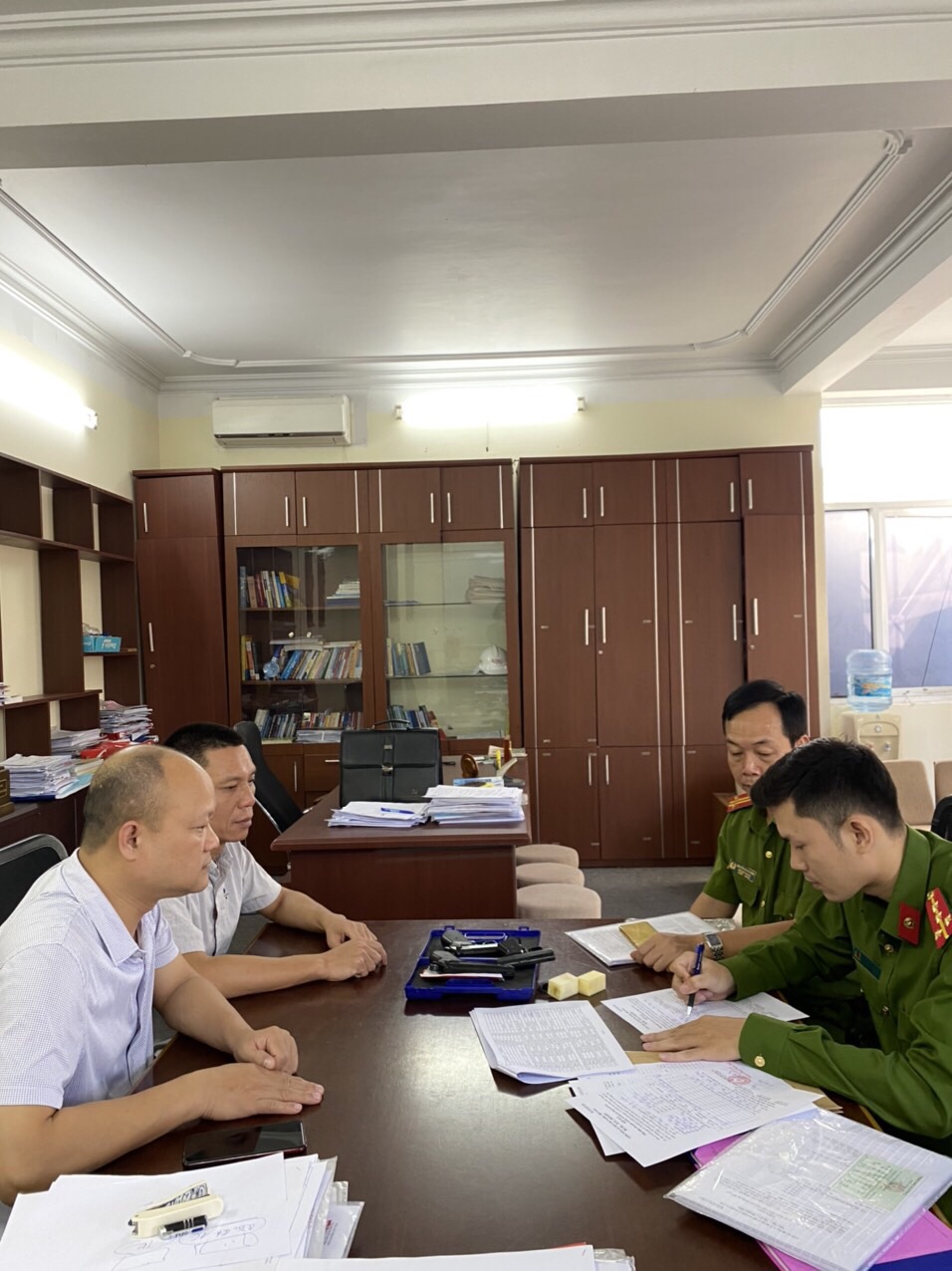 CBCS Đội 3, Phòng PC06 – CATP lập biên bản, tiếp nhận súng công cụ hỗ trợ từ các cơ quan, QUÀ TẶNG QQ88 | Ho Chi Minh City giao nộp
