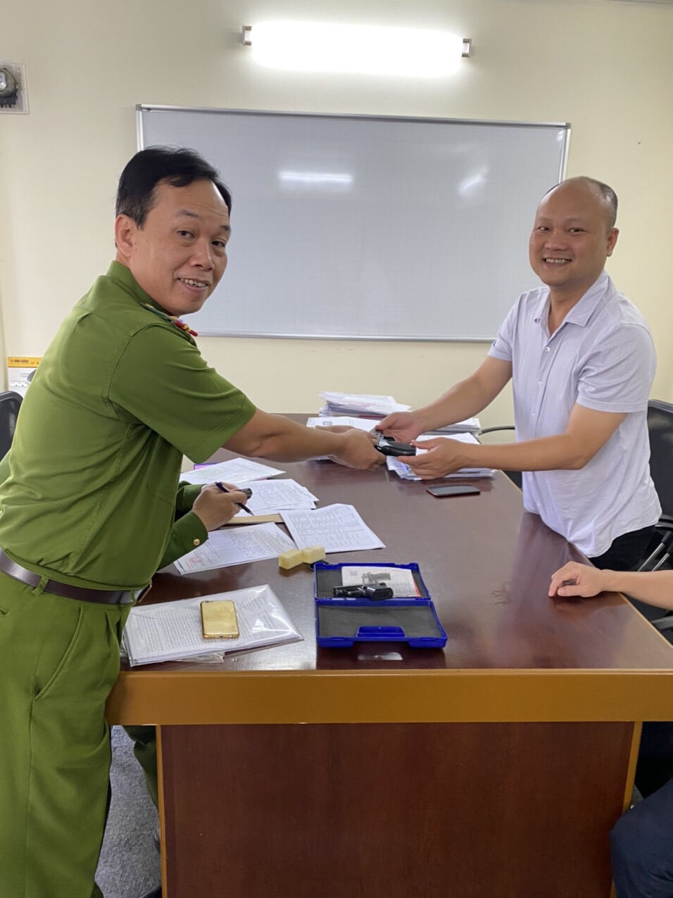 CBCS Đội 3, Phòng PC06 – CATP lập biên bản, tiếp nhận súng công cụ hỗ trợ từ các cơ quan, QUÀ TẶNG QQ88 | Ho Chi Minh City giao nộp