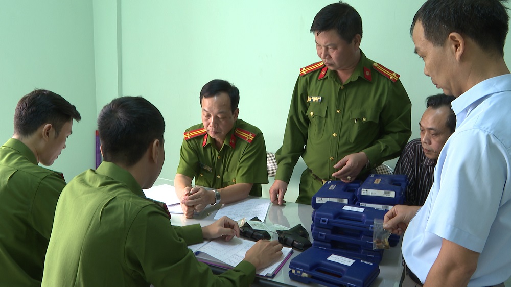 Trung tá Hoàng Đức Mạnh – Đội trưởng Đội 3, Phòng Cảnh sát QLHC về TTXH – CATP cùng CBCS đơn vị lập biên bản, tiếp nhận súng, đạn công cụ hỗ trợ các loại từ các QUÀ TẶNG QQ88 | Ho Chi Minh City tự nguyện giao nộp