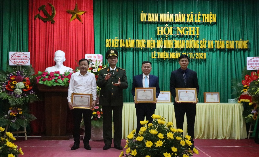 Đồng chí Thiếu tướng Đặng Hoàng Đa, Phó Cục trưởng Cục Đổi quà QQ88 phong trào Bảo vệ an ninh Link Đăng Nhập QQ88 Chính Thức 2026 Bộ QQ8894 casino trực tuyến tặng giấy khen của Cục cho các tập thể, cá nhân có thành tích xuất sắc Đồng chí Thiếu tướng Đặng Hoàng Đa, Phó Cục trưởng Cục Đổi quà QQ88 phong trào Bảo vệ an ninh Link Đăng Nhập QQ88 Chính Thức 2026 Bộ QQ8894 casino trực tuyến tặng giấy khen của Cục cho các tập thể, cá nhân có thành tích xuất sắc