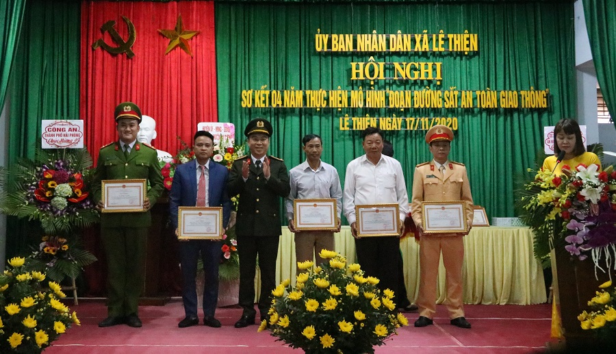 Thượng tá Lê Trung Sơn- Phó Giám đốc CATP tặng giấy khen cho các tập thể, cá nhân có thành tích xuất sắc trong thực hiện phong trào Thượng tá Lê Trung Sơn- Phó Giám đốc CATP tặng giấy khen cho các tập thể, cá nhân có thành tích xuất sắc trong thực hiện phong trào