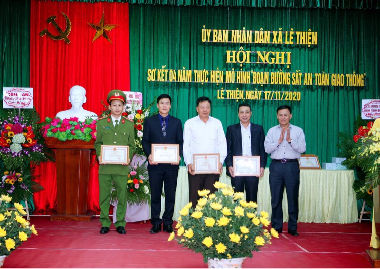 Lãnh đạo UBND huyện An Dương trao giấy khen tặng các tập thể, cá nhân có thành tích xuất sắc Lãnh đạo UBND huyện An Dương trao giấy khen tặng các tập thể, cá nhân có thành tích xuất sắc