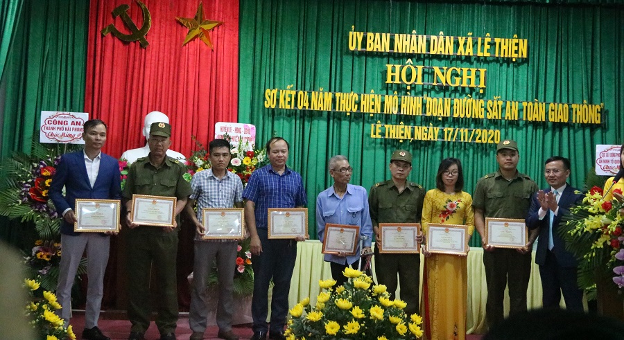 Lãnh đạo xã Lê Thiện tặng giấy khen cho các tập thể, cá nhân có thành tích xuất sắc trong thực hiện mô hình Lãnh đạo xã Lê Thiện tặng giấy khen cho các tập thể, cá nhân có thành tích xuất sắc trong thực hiện mô hình