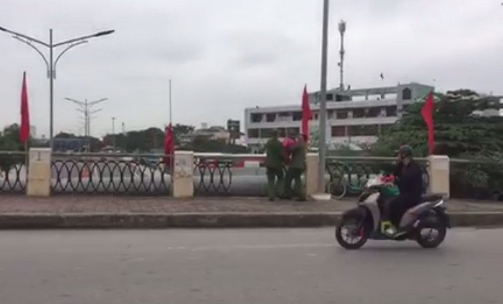 Hai đồng chí Đinh Ngọc Việt và Vũ Đức Trung đã nhanh chóng đưa người phụ nữ vào trong lòng cầu an toàn chỉ sau 3 phút