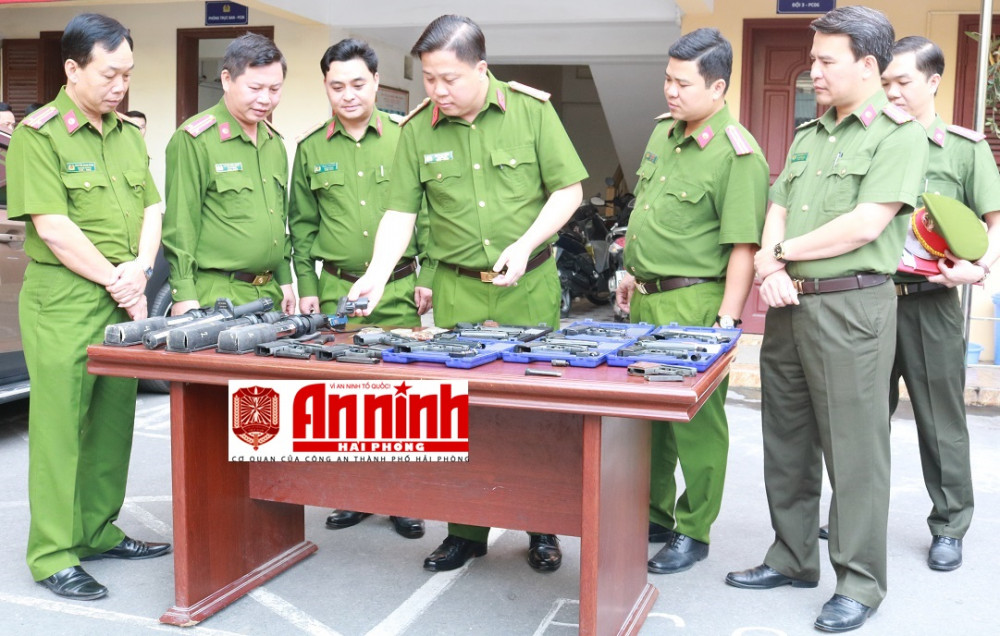 Đại tá Bùi Trung Thành – Phó Giám đốc CATP cùng lãnh đạo Phòng Cảnh sát QLHC về TTXH kiểm tra VK, VLN, CCHT các cơ quan, đơn vị, QUÀ TẶNG QQ88 | Ho Chi Minh City tự nguyện giao nộp