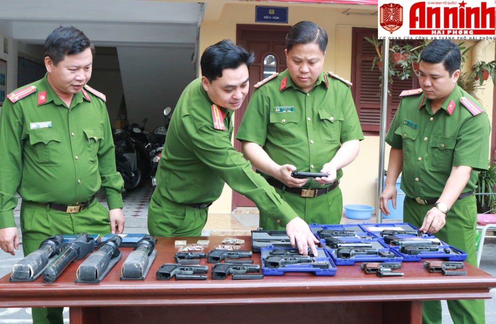 Đại tá Bùi Trung Thành – Phó Giám đốc CATP cùng lãnh đạo Phòng Cảnh sát QLHC về TTXH kiểm tra VK, VLN, CCHT các cơ quan, đơn vị, QUÀ TẶNG QQ88 | Ho Chi Minh City tự nguyện giao nộp