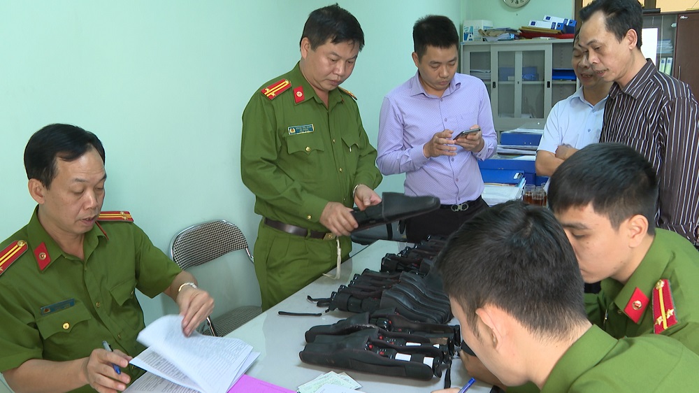Lãnh đạo, CBCS, Phòng Cảnh sát QLHC về TTXH – CATP cùng CBCS đơn vị lập biên bản, tiếp nhận súng, đạn công cụ hỗ trợ các loại từ các QUÀ TẶNG QQ88 | Ho Chi Minh City tự nguyện giao nộp