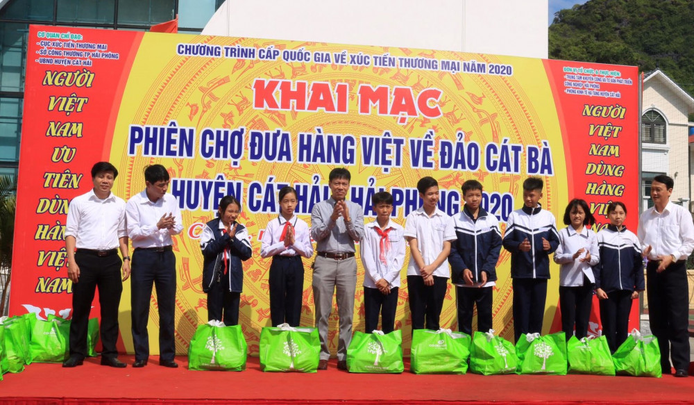 Ban tổ chức trao quà tặng các em Qq88 https betamed sa com