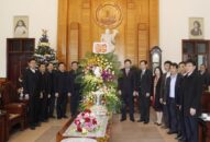 Lãnh đạo thành phố đi thăm, tặng quà Tòa Giám mục QQ8839 nhà cái