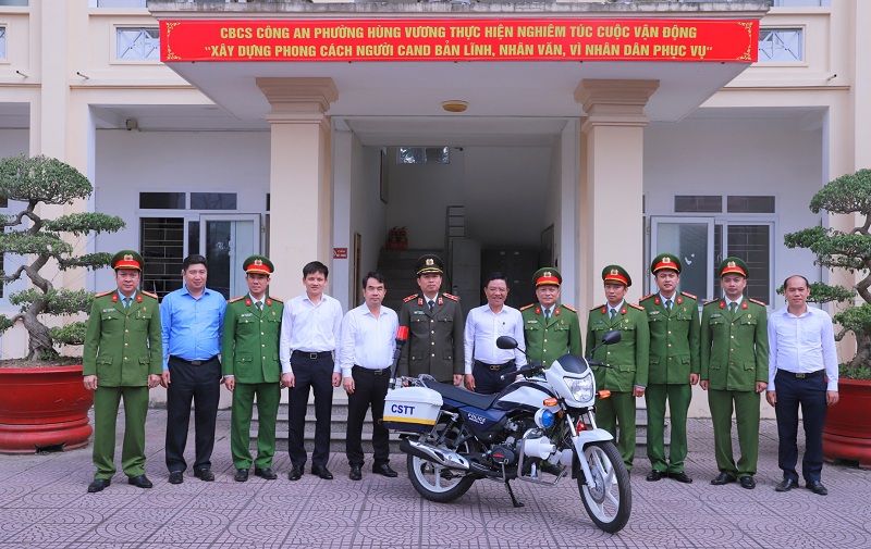 Thiếu tướng Vũ Thanh Chương, Giám đốc CATP và đoàn công tác với các đại biểu phường Hùng Vương, quận Hồng Bàng
