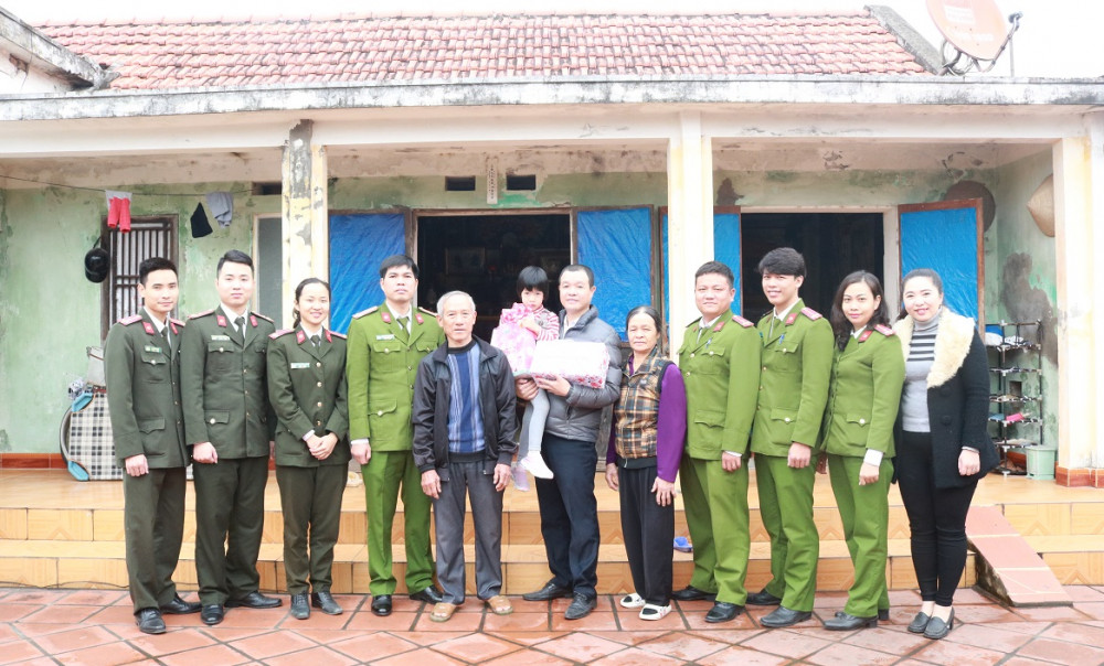 Liên Chi đoàn các Phòng PC10, PX03, PA09 – CATP, tặng quà, trao quỹ hỗ trợ “Cùng em đến trường” tặng cháu Hoàng Ngân, Qq88 https betamed sa com Trường Mầm non Thị trấn Tiên Lãng