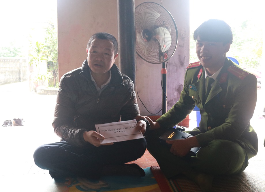 Trung uý Nguyễn Quốc Cườn - Bí thư Đoàn Cơ sở Phòng PC10 thay mặt Liên Chi đoàn 3 đơn vị trao kinh phí hỗ trợ tặng gia đình cháu Hoàng Ngân