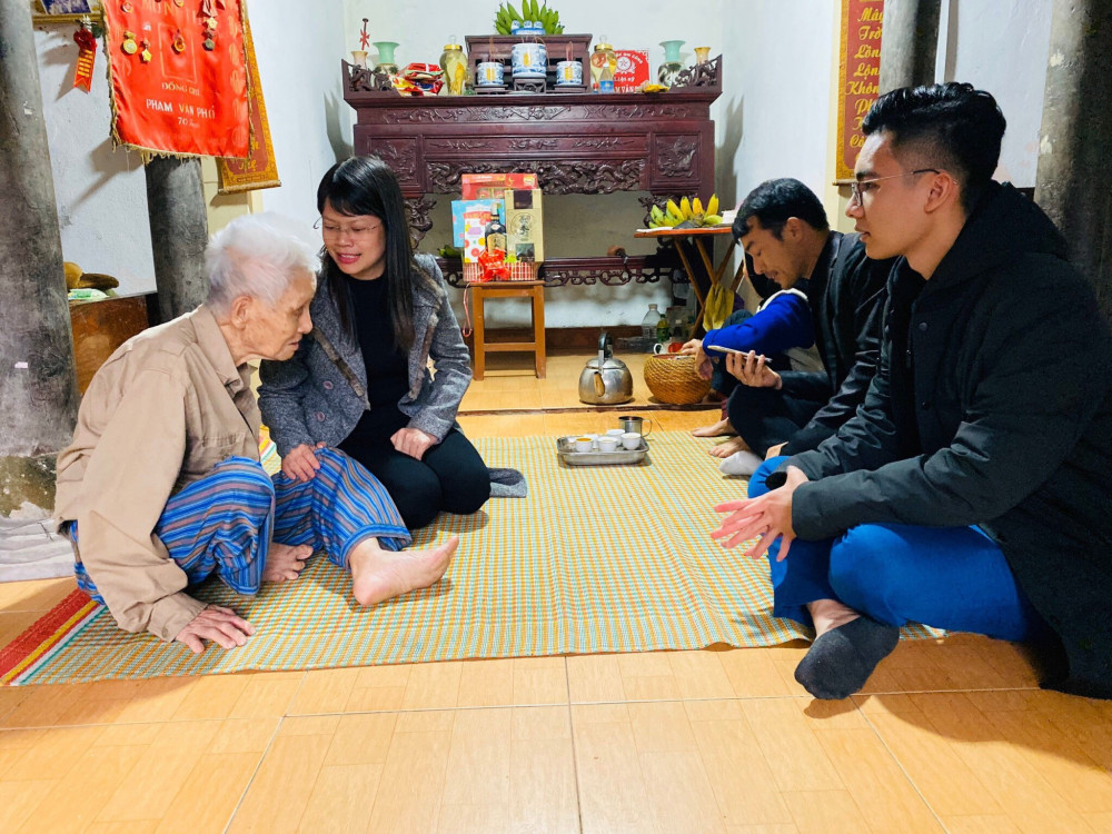 Bí thư Huyện đoàn Tiên Lãng Mai Đàm Thanh Vân thăm, tặng quà các gia đình chính sách, hộ có hoàn cảnh khó khăn trên địa bàn huyện