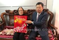 Trưởng Ban quản lý Khu Appqq88 Casino, Nổ Hũ QQ8839 nhà cái thăm, tặng quà các hộ gia đình chính sách trên địa bàn quận Đồ Sơn