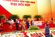 Các đại biểu tham gia bỏ phiếu bầu Ban Chấp hành Trung ương khóa XIII