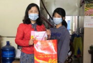 Trao tặng 50 suất quà Tết cho các em Qq88 https betamed sa com có bố mẹ đang công tác ngoài biển đảo và ở tuyến đầu chống dịch