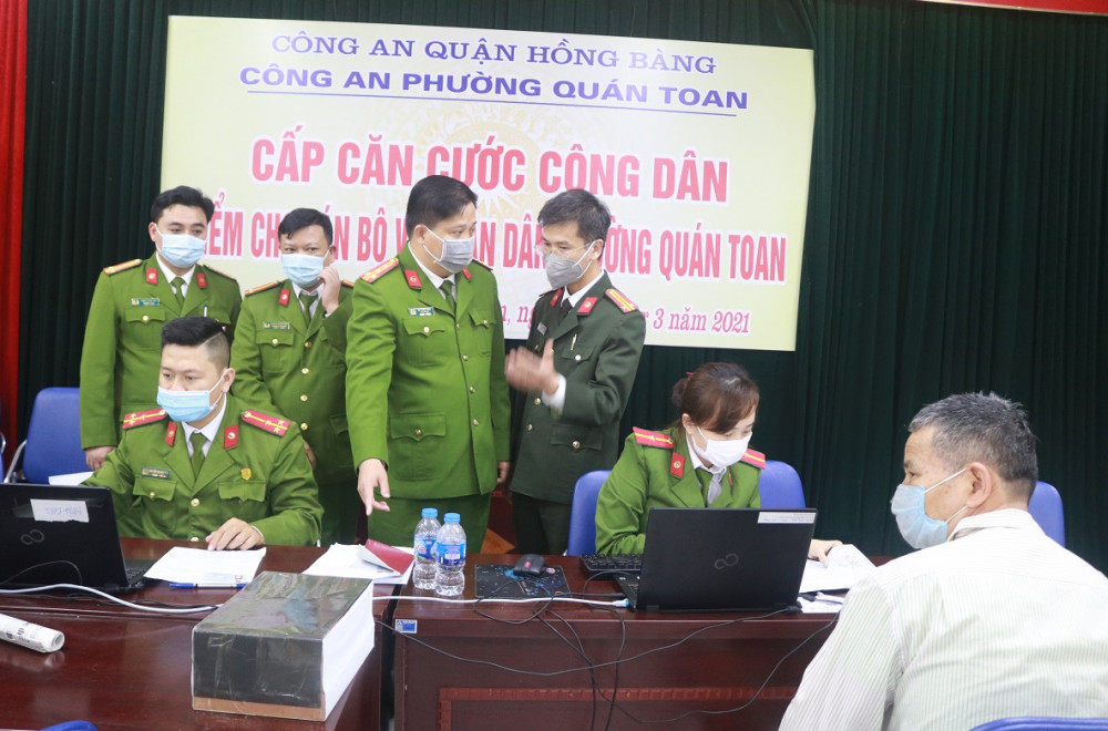 Đại tá Bùi Trung Thành – Phó Giám đốc CATP cùng các thành viên trong đoàn công tác kiểm tra quy trình cấp CCCD lưu động tại Nhà Văn hoá phường Quán Toán (Hồng Bàng)