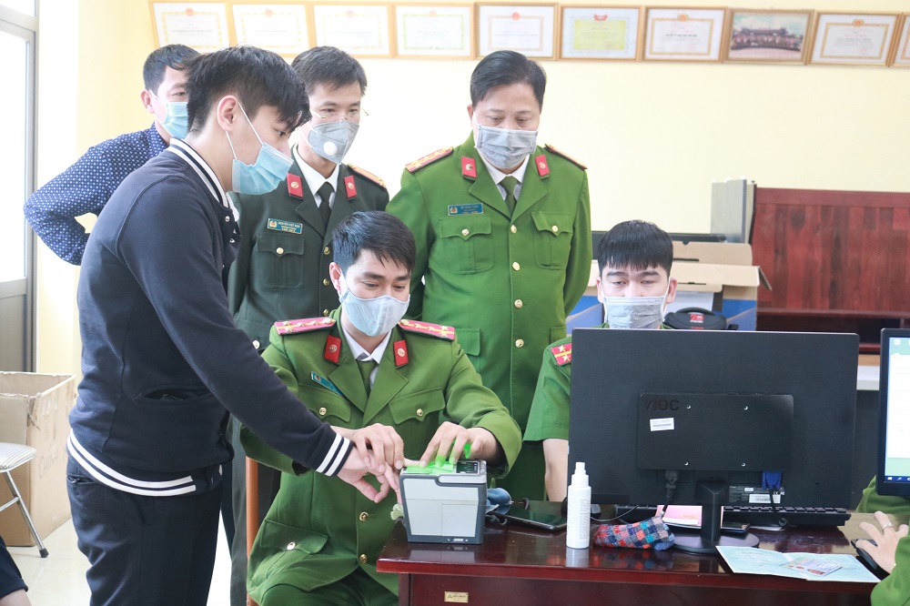 Đại tá Bùi Trung Thành – Phó Giám đốc CATP cùng các thành viên trong đoàn công tác kiểm tra quy trình cấp CCCD lưu động phường Ngọc Sơn (Kiến An)