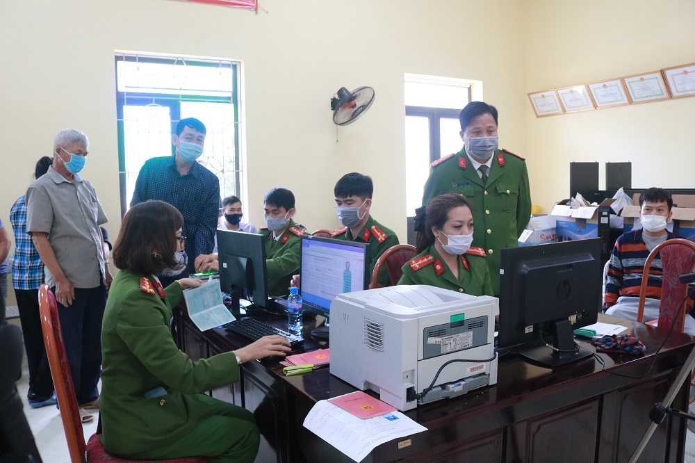 Đại tá Bùi Trung Thành – Phó Giám đốc CATP cùng các thành viên trong đoàn công tác kiểm tra quy trình cấp CCCD lưu động phường Tân Thành (Dương Kinh)