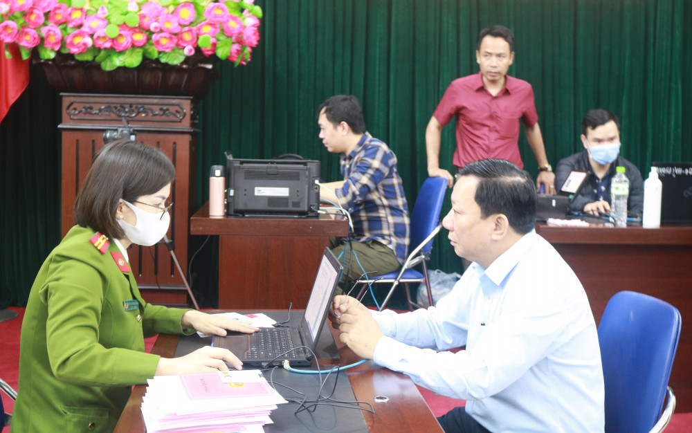 Phó Chủ tịch UBND TP Nguyễn Đức Thọ đến làm thẻ CCCD từ rất sớm