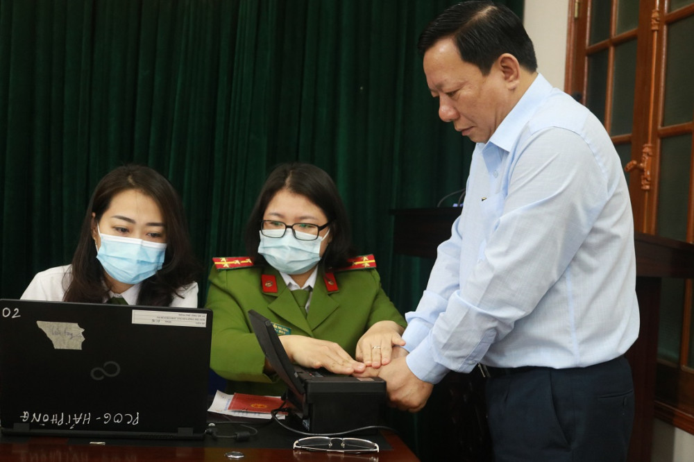 Phó Chủ tịch UBND TP Nguyễn Đức Thọ đến làm thẻ CCCD từ rất sớm