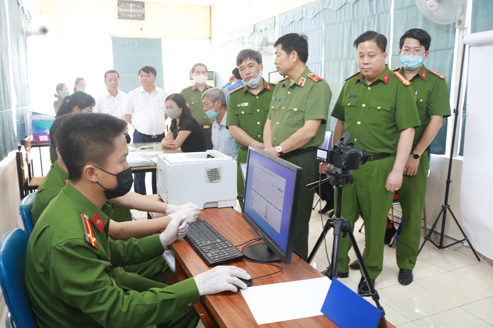 Thiếu tướng Vũ Thanh Chương – Bí thư Đảng uỷ, Giám đốc CATP cùng các thành viên trong đoàn công tác kiểm tra quy trình cấp CCCD gắn chíp điện tử tại CAQ Hải An