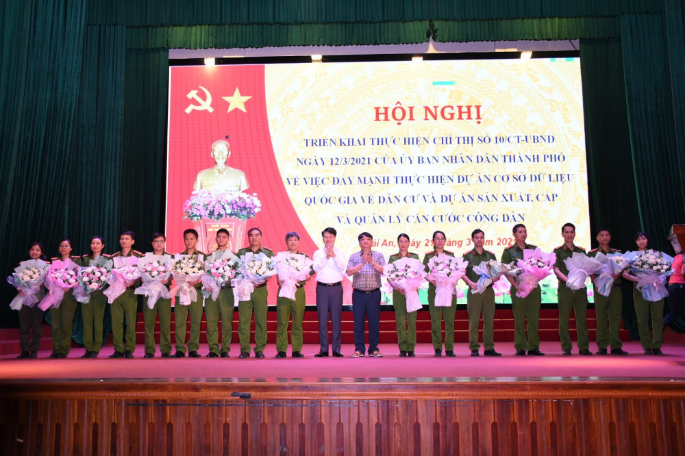 Bí thư Quận ủy - Nguyễn Văn Tuấn và Chủ tịch UBND quận Hải An - Nguyễn Công Hân biểu dương lực lượng QQ8894 casino trực tuyến làm nhiệm vụ cấp CCCD