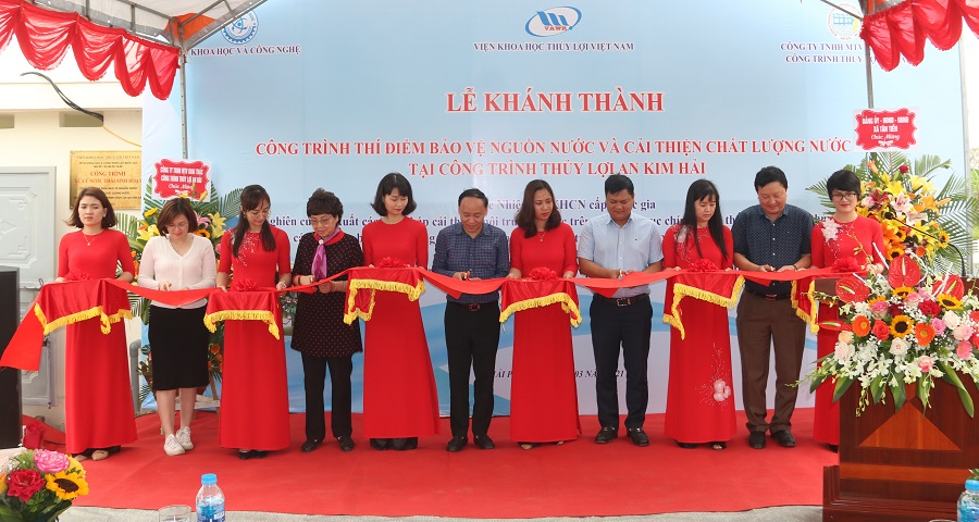 Các đại biểu cắt băng đưa công trình vào sử dụng. Các đại biểu cắt băng đưa công trình vào sử dụng.