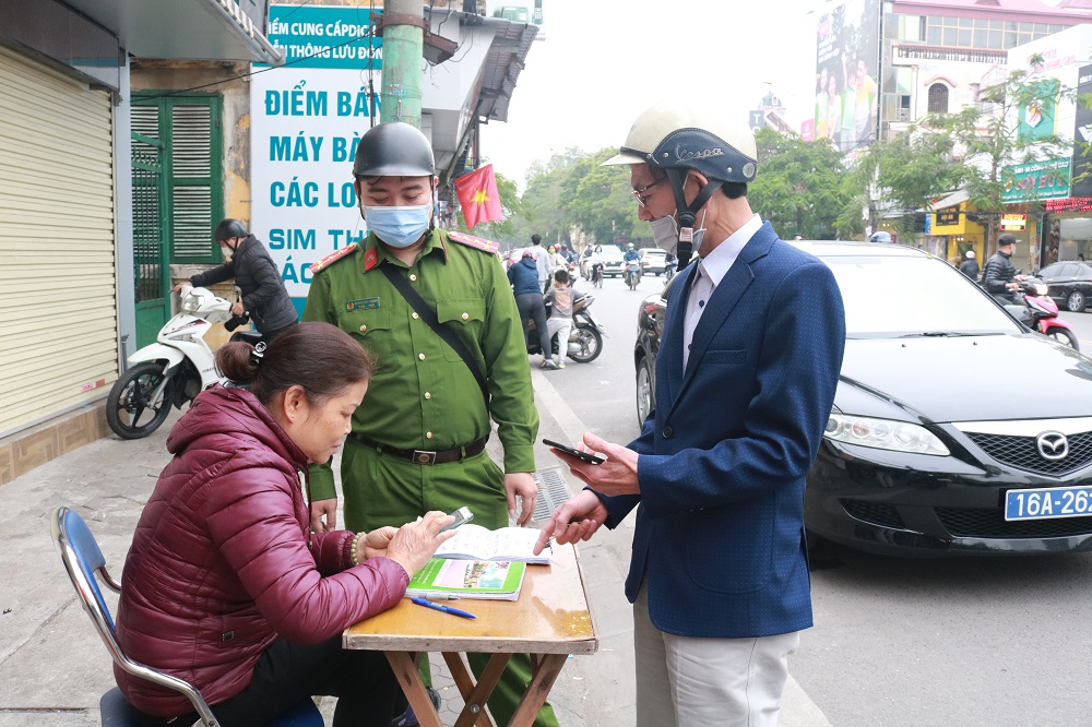 Tổ công tác nghiêm túc nhắc nhở các hộ dân không được tự ý bày bán xổ số trái quy định QQ88qq Đăng ký ngay