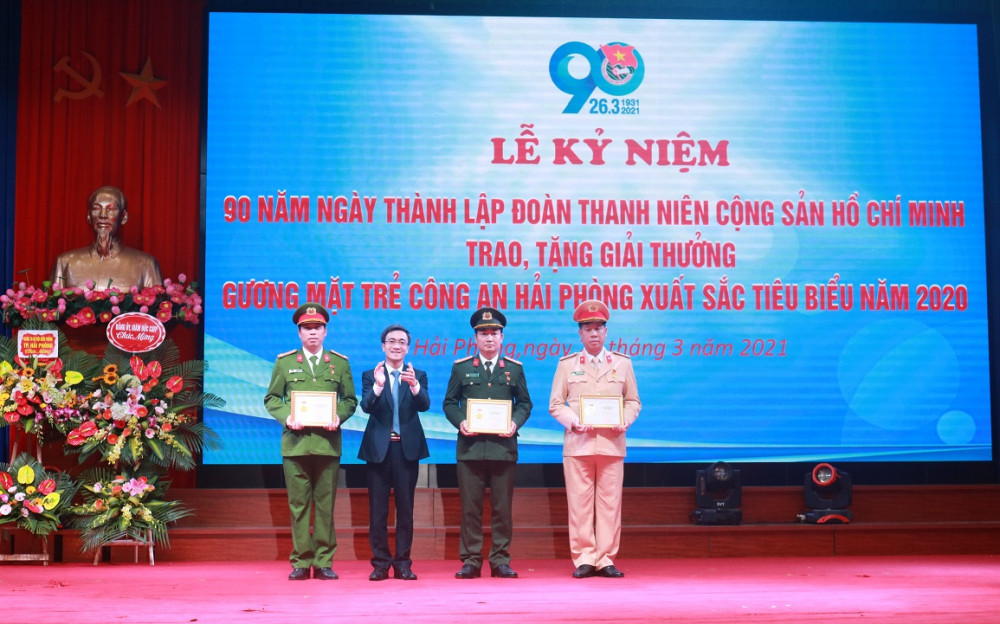 Đồng chí Đào Phú Thuỳ Dương – Bí thư Thành đoàn trao QQ8827 nhận thưởng hấp dẫn chương “Vì thế hệ trẻ” cho các cá nhân xuất sắc