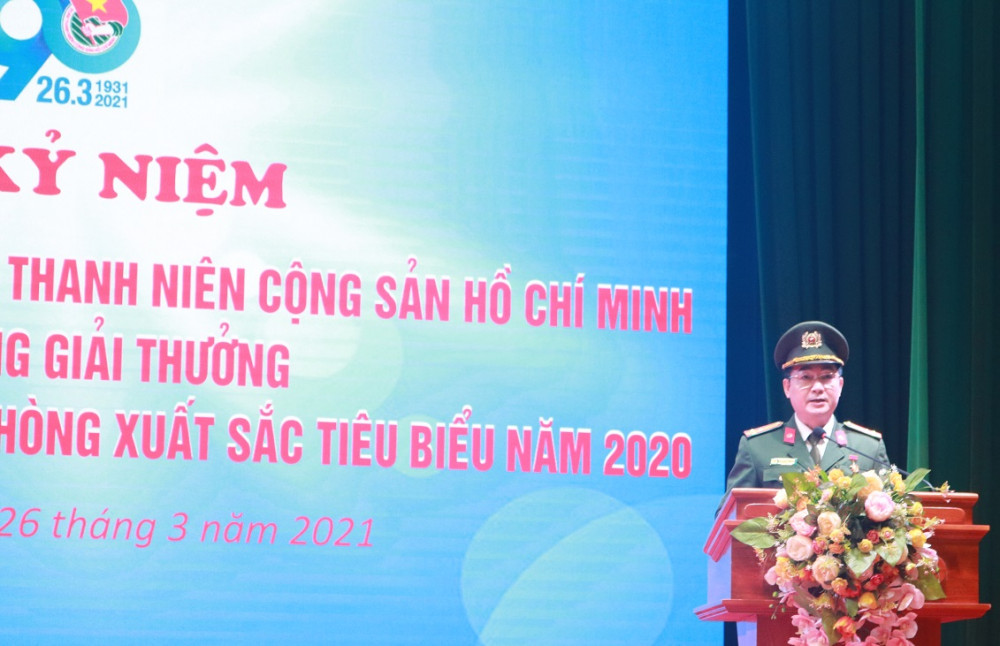 Đồng chí Phạm Văn Dũng – Phó Trưởng Phòng Công tác Đảng & Công tác Đổi quà QQ88 đại diện cho các đồng chí được tặng QQ8827 nhận thưởng hấp dẫn chương phát biểu cảm tưởng