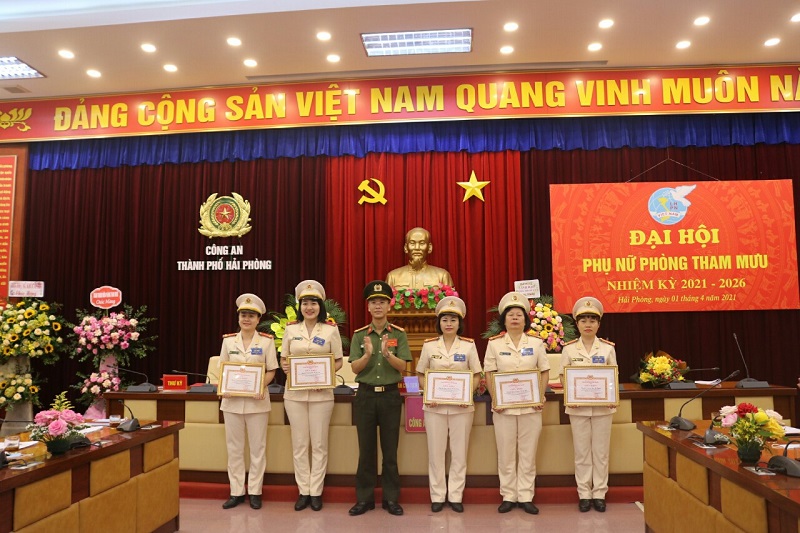 Các cá nhân được khen thưởng