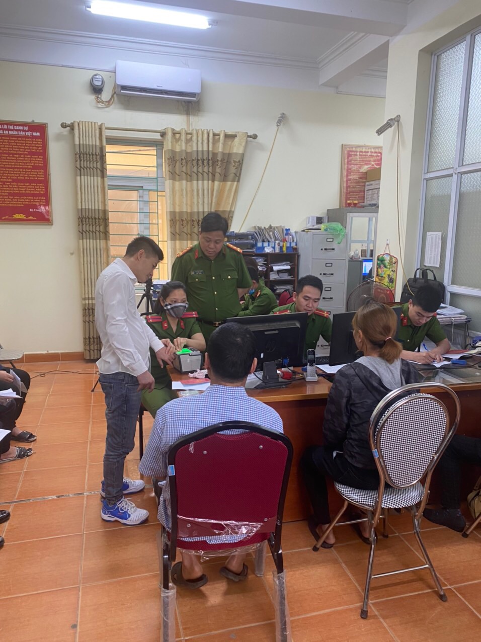 Đại tá Bùi Trung Thành - Phó Giám đốc CATP kiểm tra đột xuất công tác cấp CCCD tại QQ8894 casino trực tuyến huyện Tiên Lãng